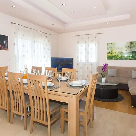 4 Bedroom Beautiful In Holiday home