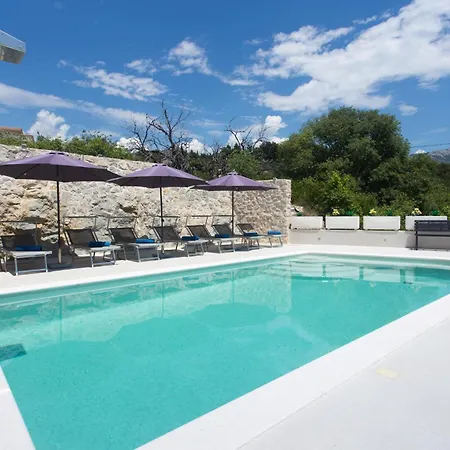 Holiday home 4 Bedroom Beautiful In Klis