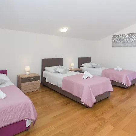 4 Bedroom Beautiful In Klis