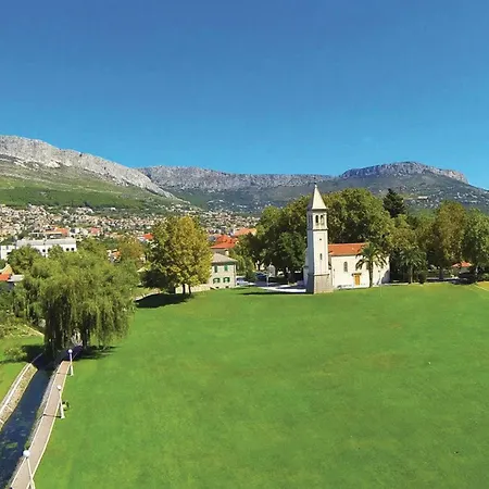 4 Bedroom Beautiful In Holiday home Klis
