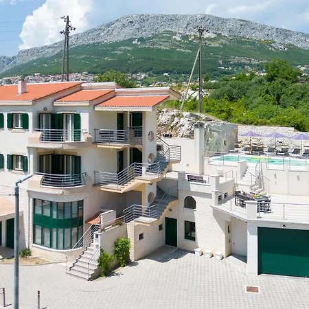 4 Bedroom Beautiful In Holiday home