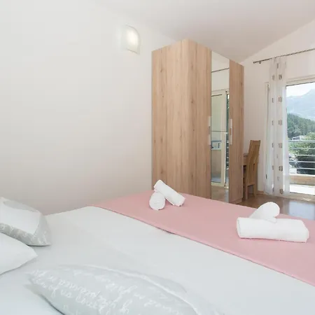 Holiday home 4 Bedroom Beautiful In Klis