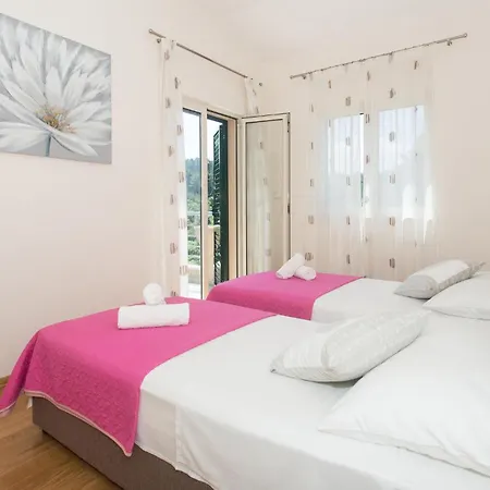 4 Bedroom Beautiful In Holiday home *