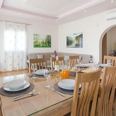 4 Bedroom Beautiful In Klis