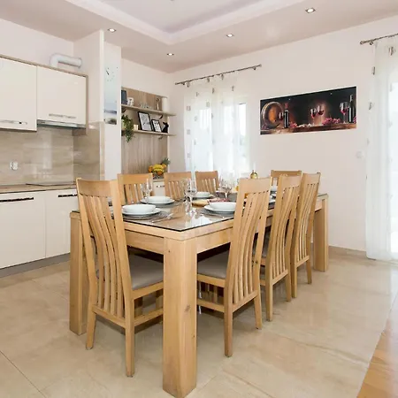 4 Bedroom Beautiful In *